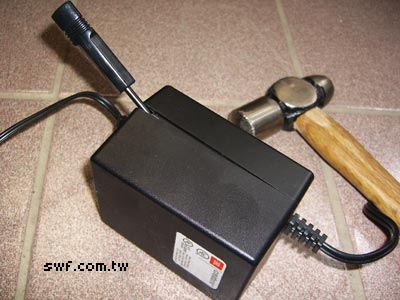 用鐵鎚撬開變壓器