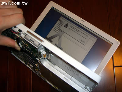 用樂高積木就能修好iBook G4